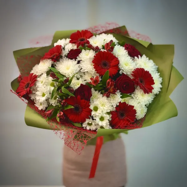 Букет из роз, гербер и хризантем огромный