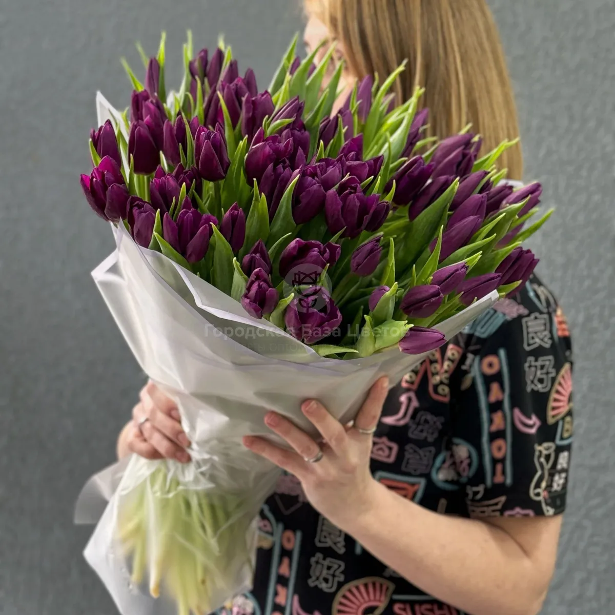 55 бордово-фиолетовых тюльпанов