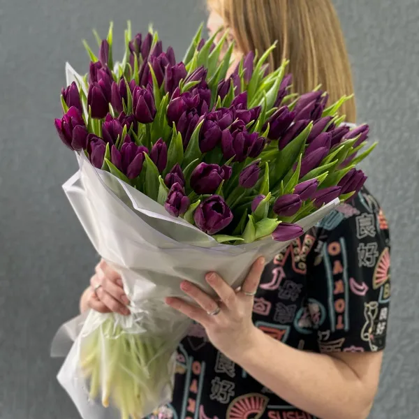 63 бордово-фиолетовых тюльпанов