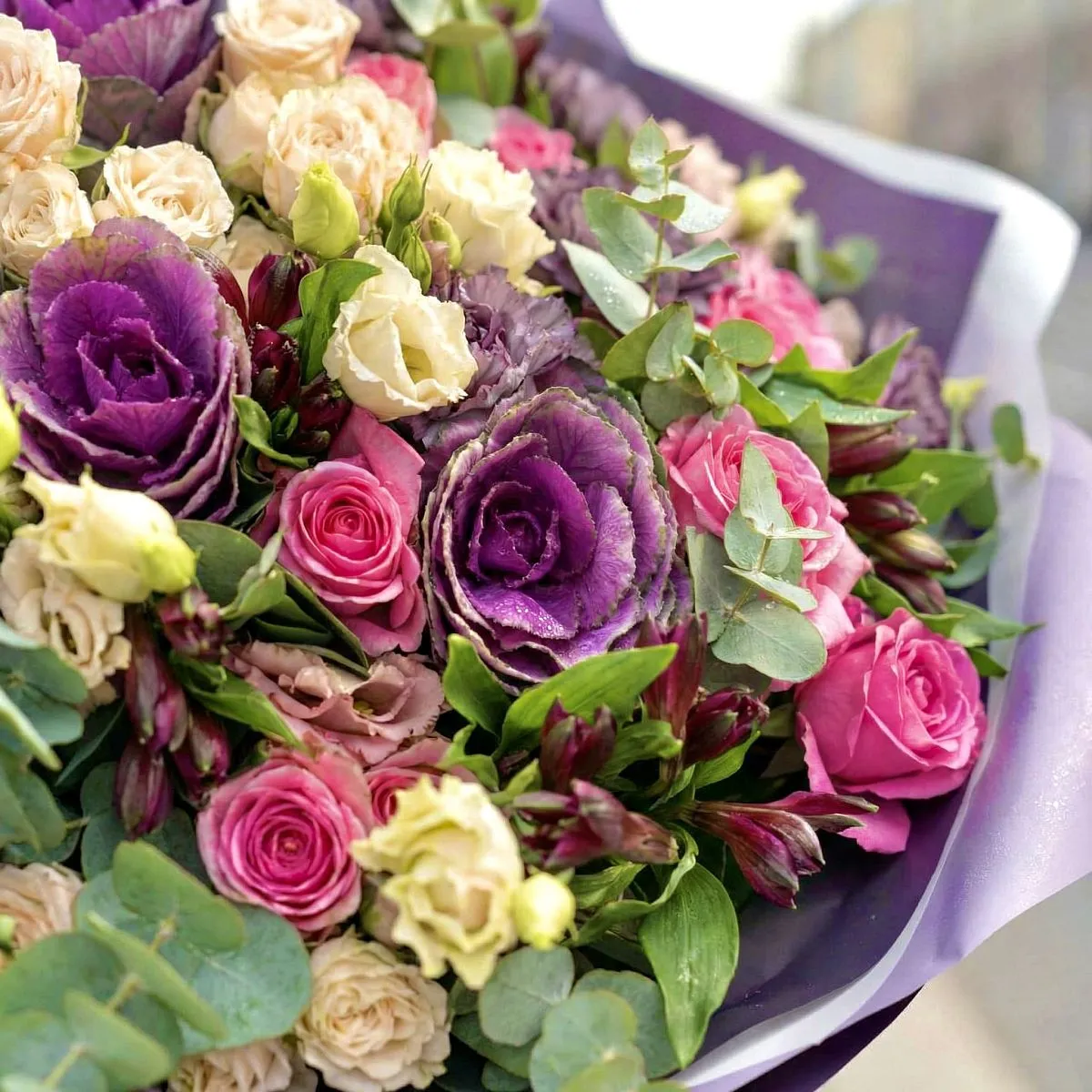 Букет из роз, гвоздик и брассики