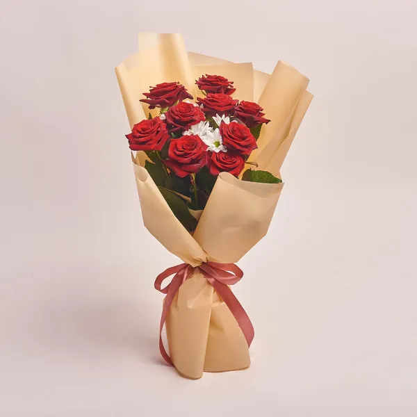 Букет 9 Красных Роз и Хризантема (60 см)
