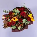 Букет из калл и красных роз «Осеннее пламя»