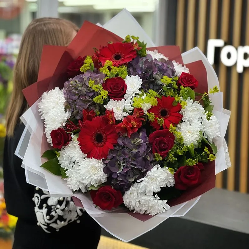 Большой букет из хризантем, роз и гербер