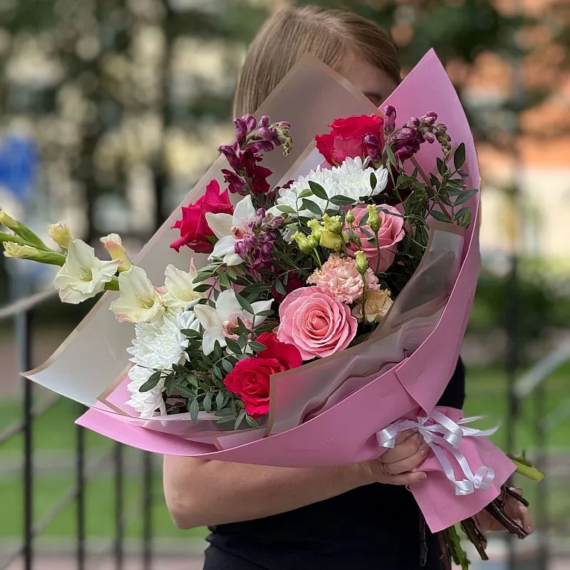 Большой букет из роз и эустом