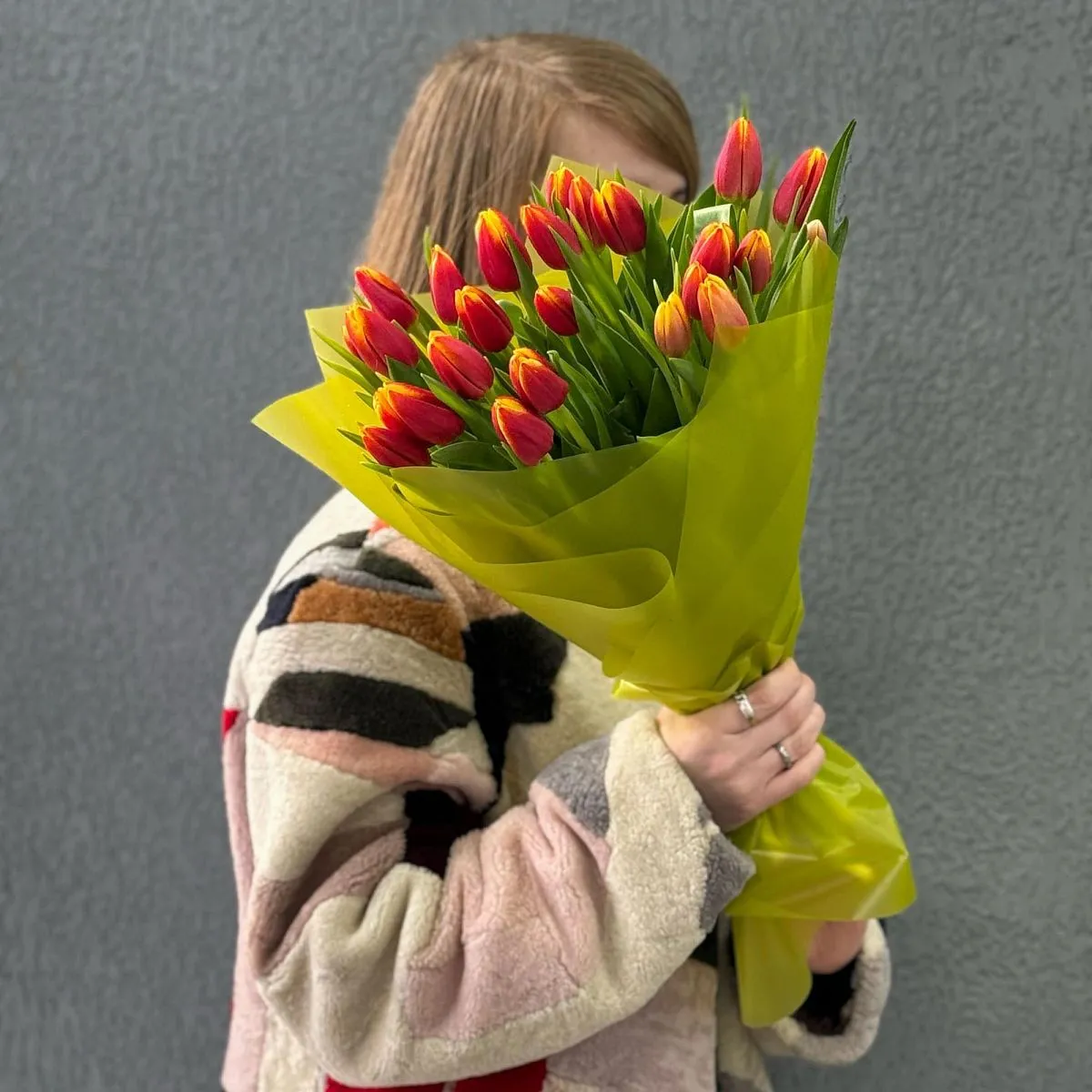 27 красно-жёлтых тюльпанов
