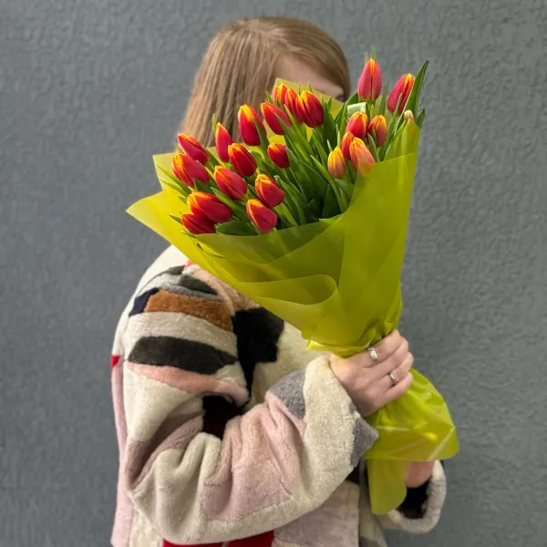 23 красно-жёлтых тюльпанов