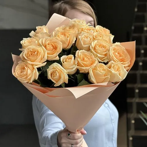 Букет из 19 кремовых роз (50 см)