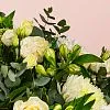 Белые хризантемы микс и розы