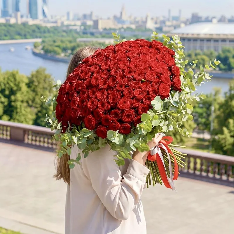 Букет из 151 розы и эвкалипта