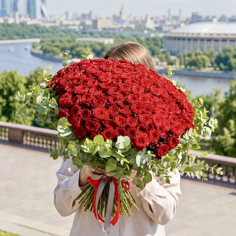 Букет из 151 розы и эвкалипта