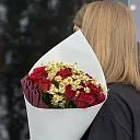 Букет из роз и танацетумом «Вишнёвый шёлк»