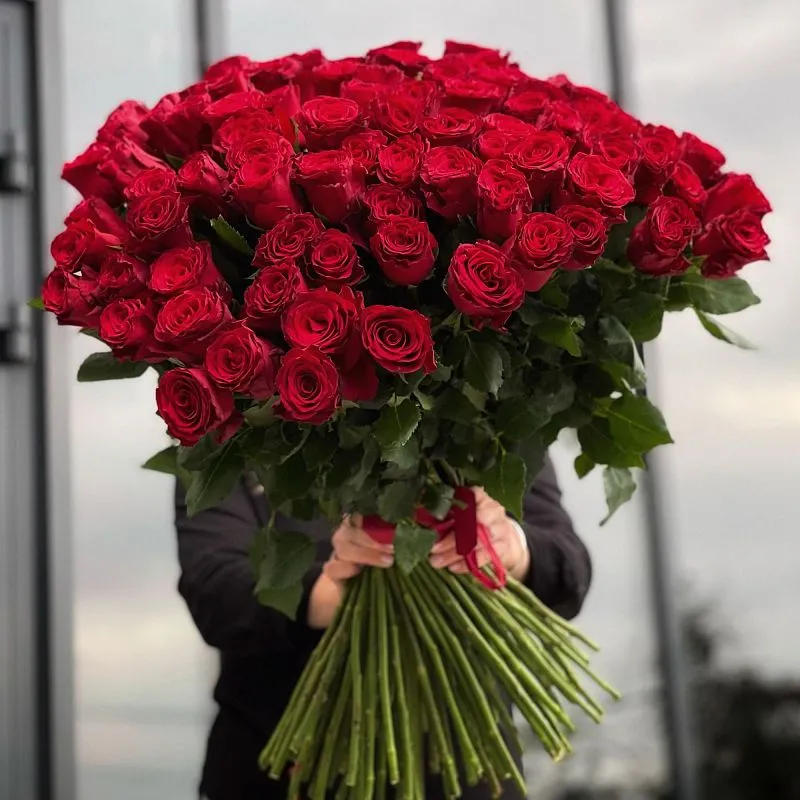 83 красных роз (70 см)