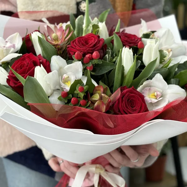 Букет из роз, тюльпанов и гиперикума