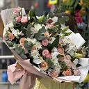 Букет из роз, хризантем и эустомы