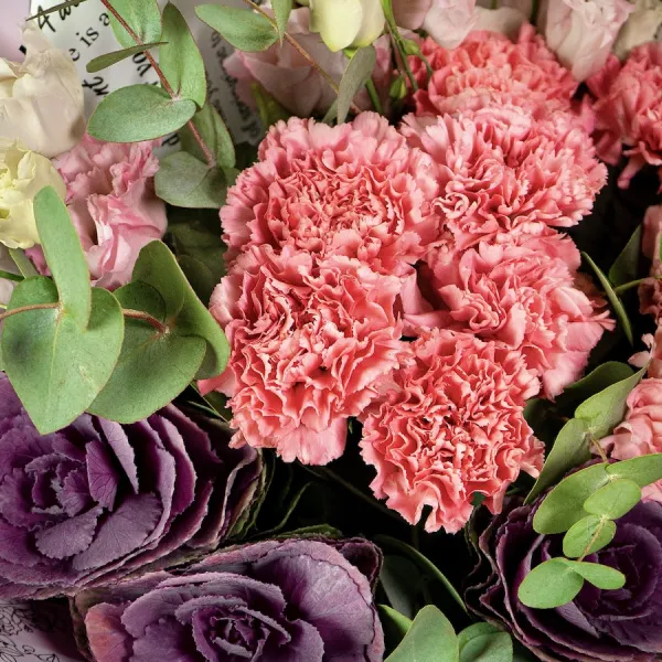 Букет из гвоздик и брассики