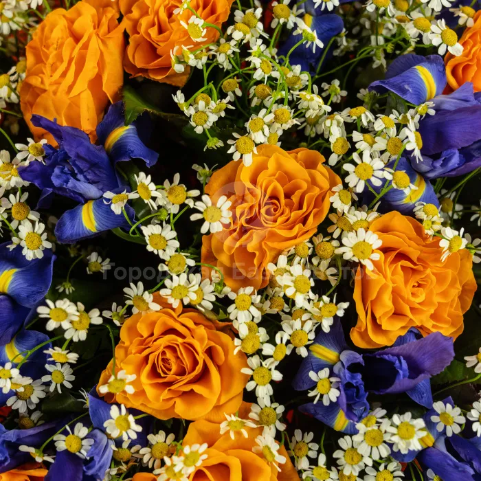 Букет из ирисов и оранжевых роз