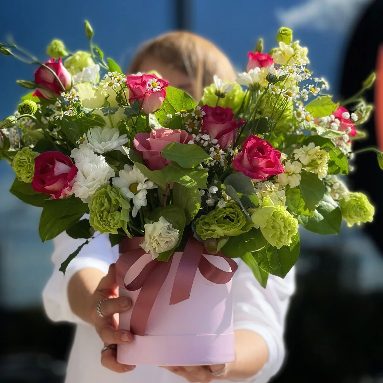 Розы, матиолла и эустом в коробке