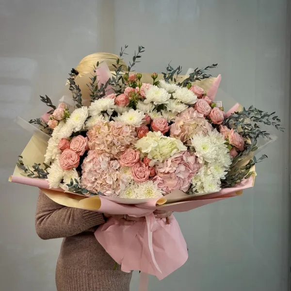Букет из гортензий, роз и хризантем