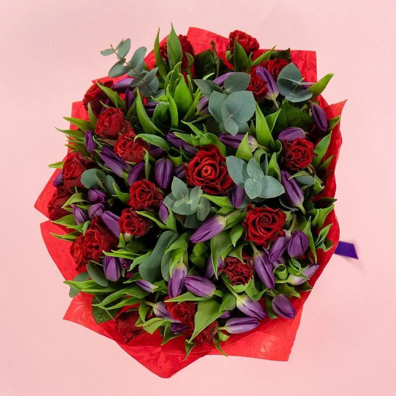 Букет из 20 роз и тюльпанов