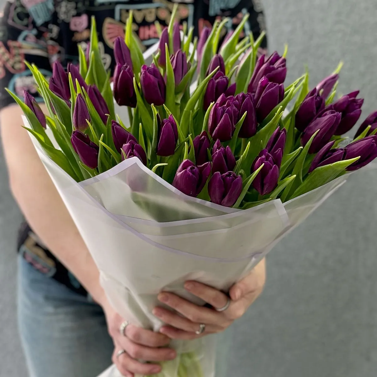 45 бордово-фиолетовых тюльпанов
