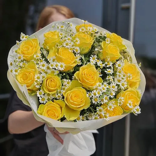 Букет из роз, танацетум и фисташек