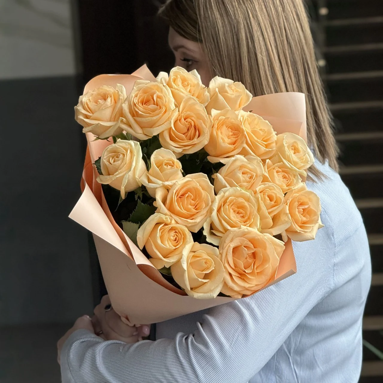 Букет из 19 кремовых роз (50 см)