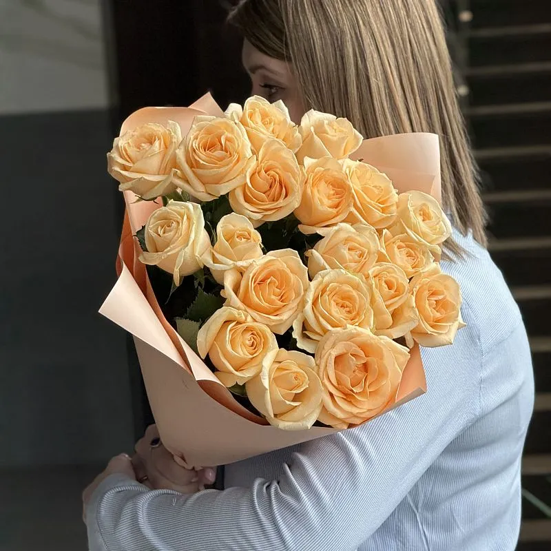 Букет из 19 кремовых роз (70 см)