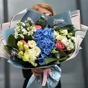 Огромный букет из роз, эустом и гортензии