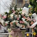 Букет из роз, хризантем и эустомы