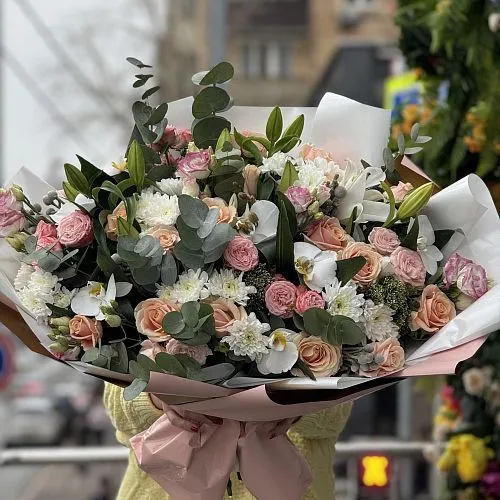 Букет из роз, хризантем и эустомы