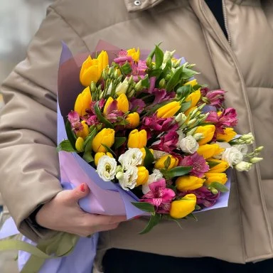 Букет из 25 тюльпанов и ирисов
