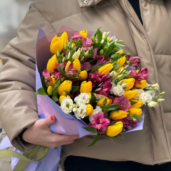Букет из 25 тюльпанов и ирисов