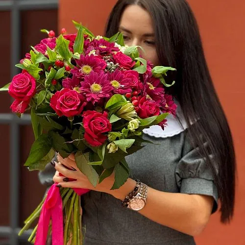 Букет из роз, хризантем и альстромерии