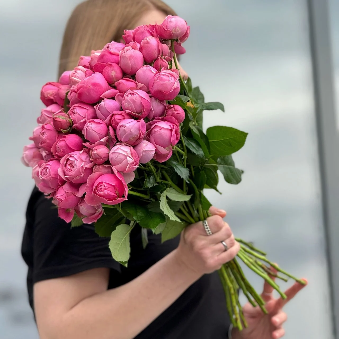 17 розовых кустовых роз (60 см)