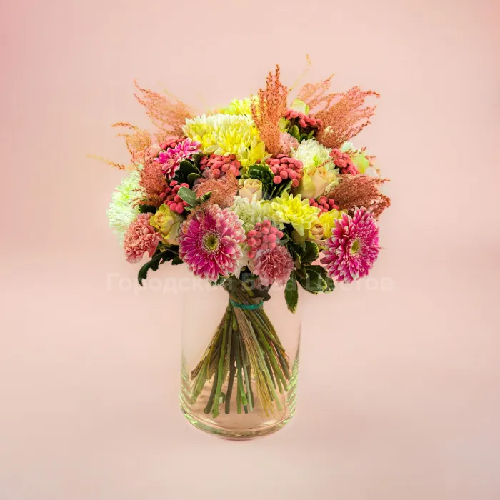 Розовые герберы и хризантемы в вазе
