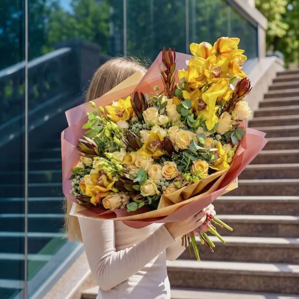 Букет из роз микс, эустом и орхидеи