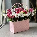 Хризантемы, розы и эустомы в коробке