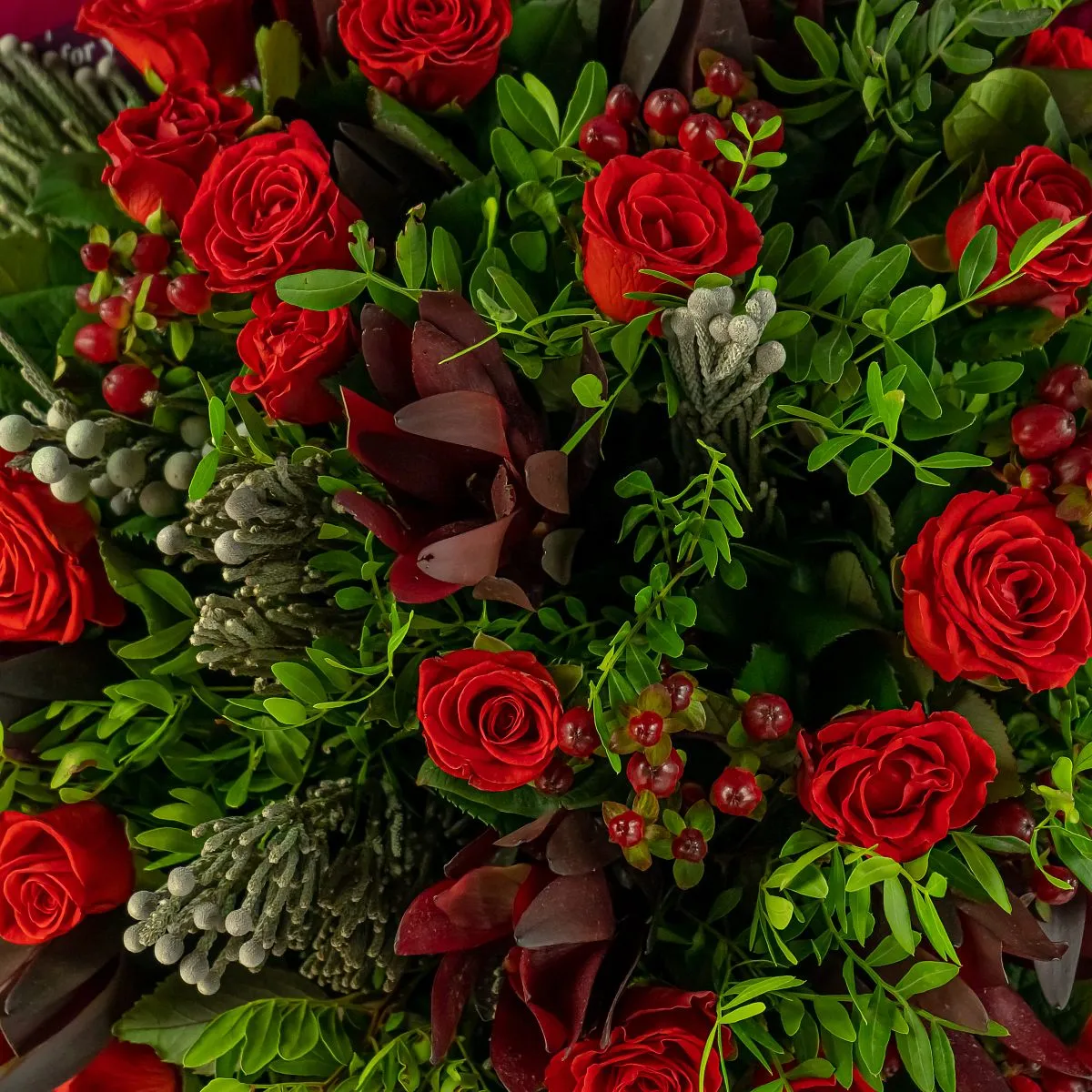 Букет из 27 красных роз и брунии