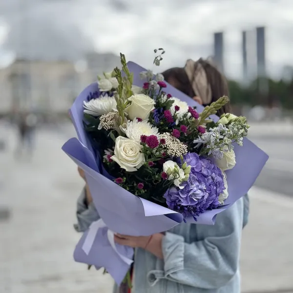 Букет из роз, эустом и астеров