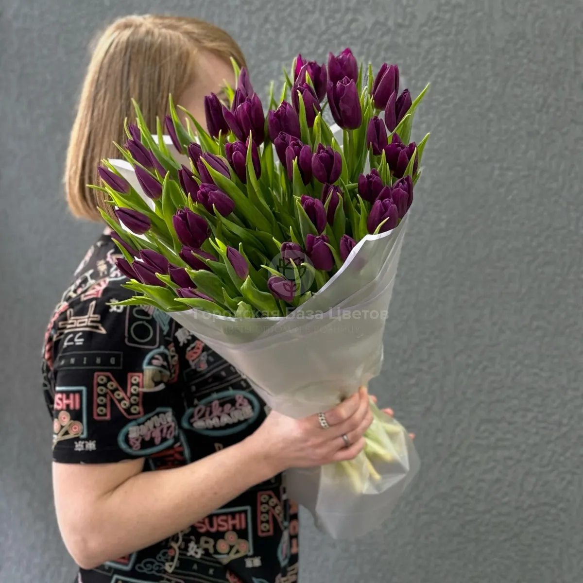 39 бордово-фиолетовых тюльпанов