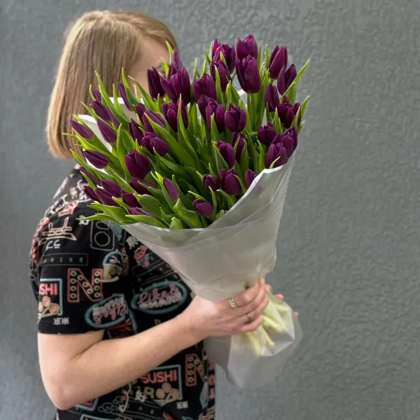 49 бордово-фиолетовых тюльпанов