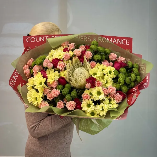 Букет из протей, роз и хризантем большой