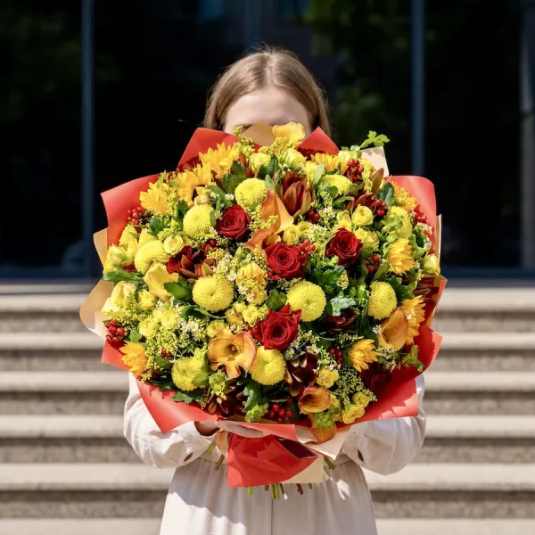 Букет из роз микс, хризантем и подсолнухов