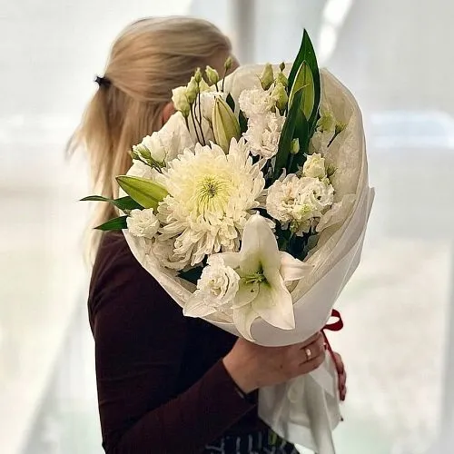 Огромный букет из лилий, хризантем одноголовых и фоамиран