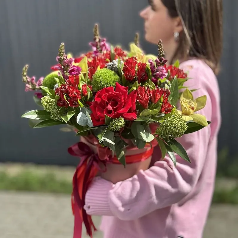 Бруния, розы и альстромерии в коробке