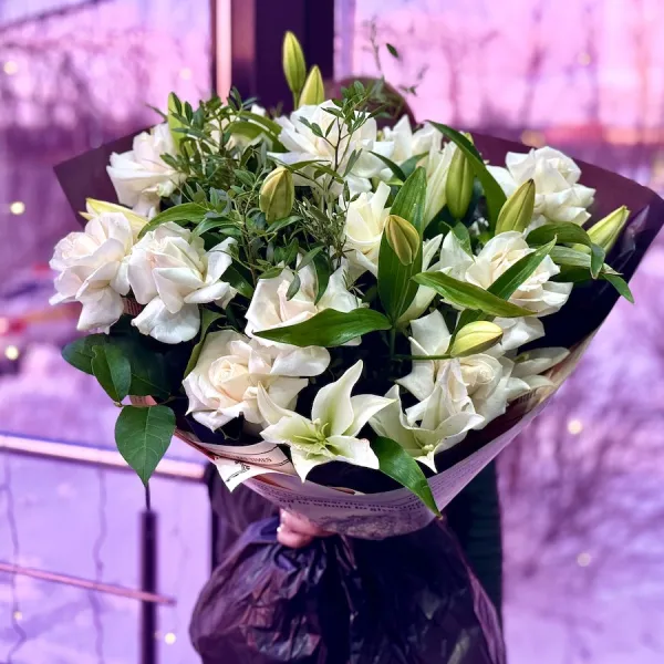 Букет из роз эквадор, альстромерий и лилий огромный