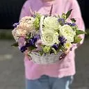 Розы, статицы и вероника в корзине