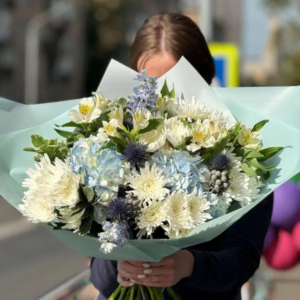 Букет из хризантем и альстромерий