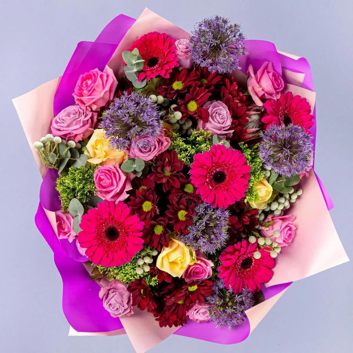 Букет из роз, хризантем и розовых гербер