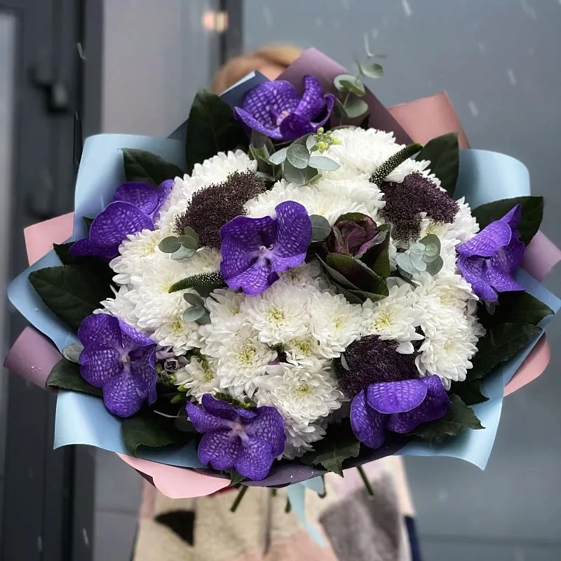 Букет из хризантем и брассики